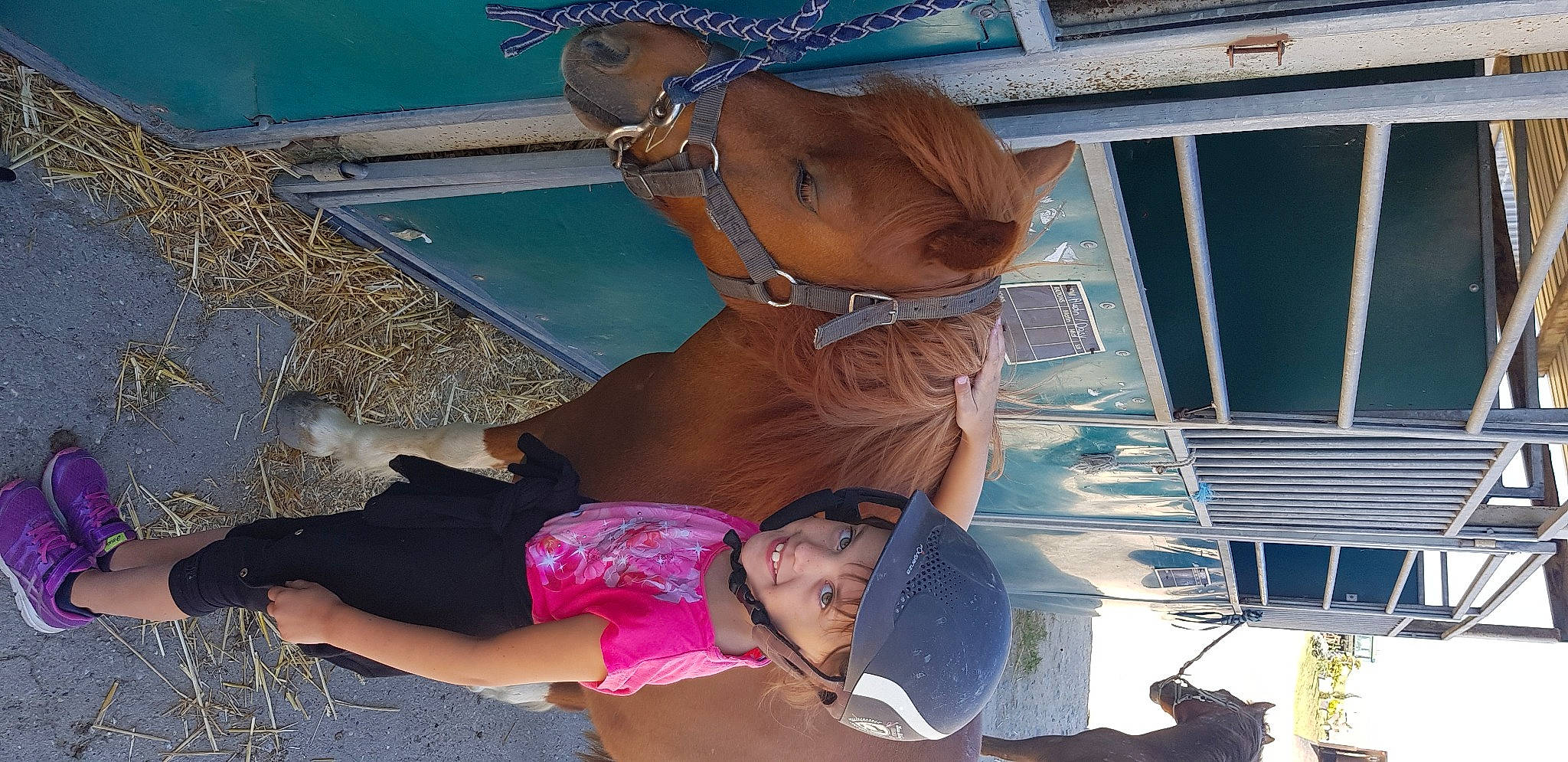 Evaëlle participe au concours pour gagner de l'argent avec cette photo : art, blue, chest, cool, eyewear, flowerpot, foot, fun, hat, headwear, houseplant, human_leg, joy, leisure, organ, person, photograph, plant, shorts, smile