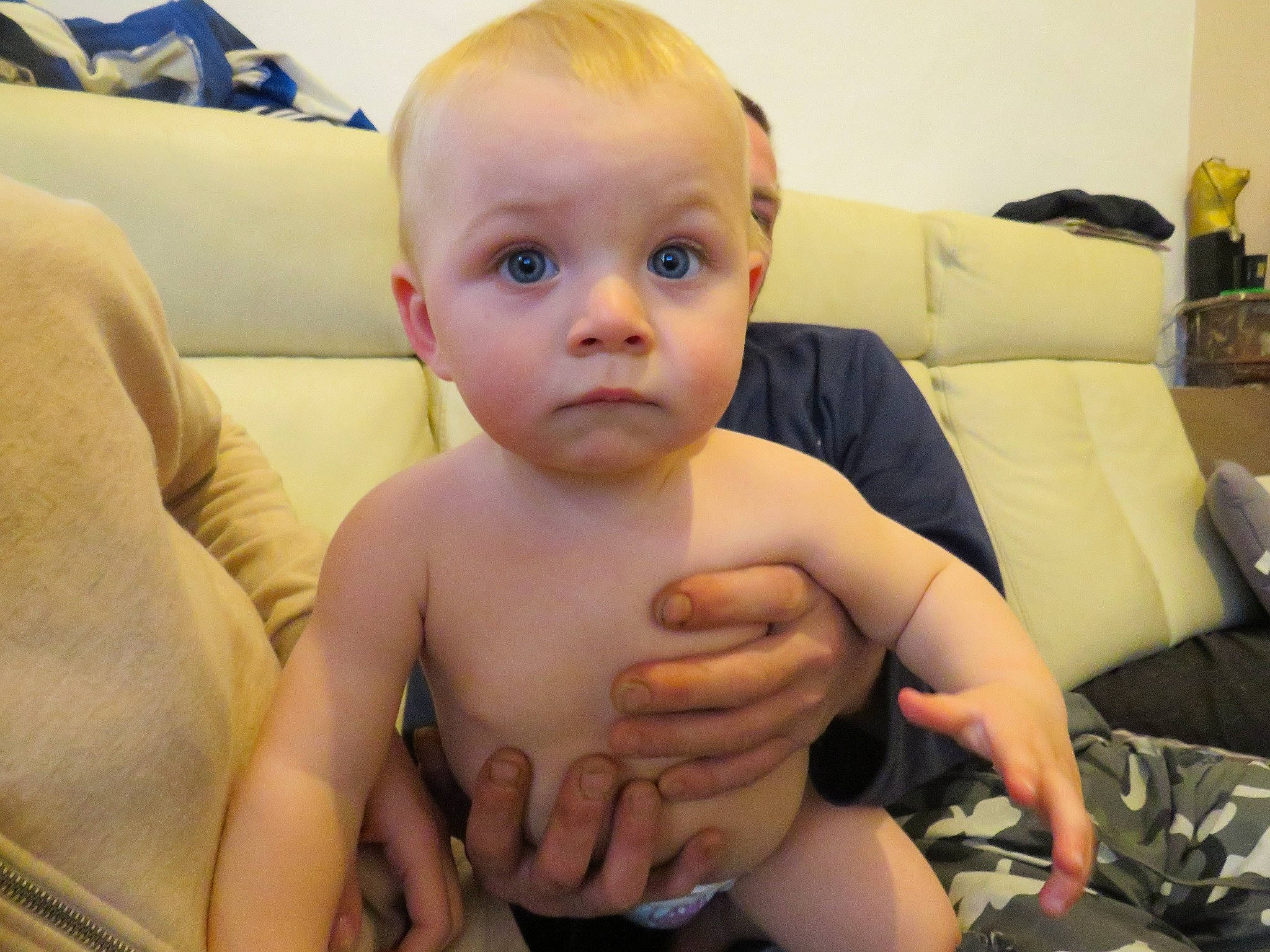 Lorenzo a rejoint le concours — aidez-le/la à gagner de superbes lots ! arm, baby, cheek, child, eye, face, finger, forehead, hand, head, human, leg, lip, mouth, muscle, nose, person, skin, smile, surprise