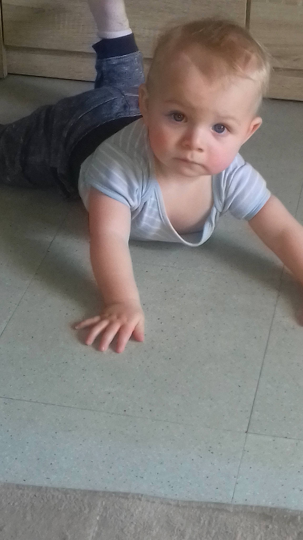 Lorenzo a rejoint le concours — aidez-le/la à gagner de superbes lots ! arm, baby, cheek, child, crawling, floor, flooring, head, leg, person, skin, toddler