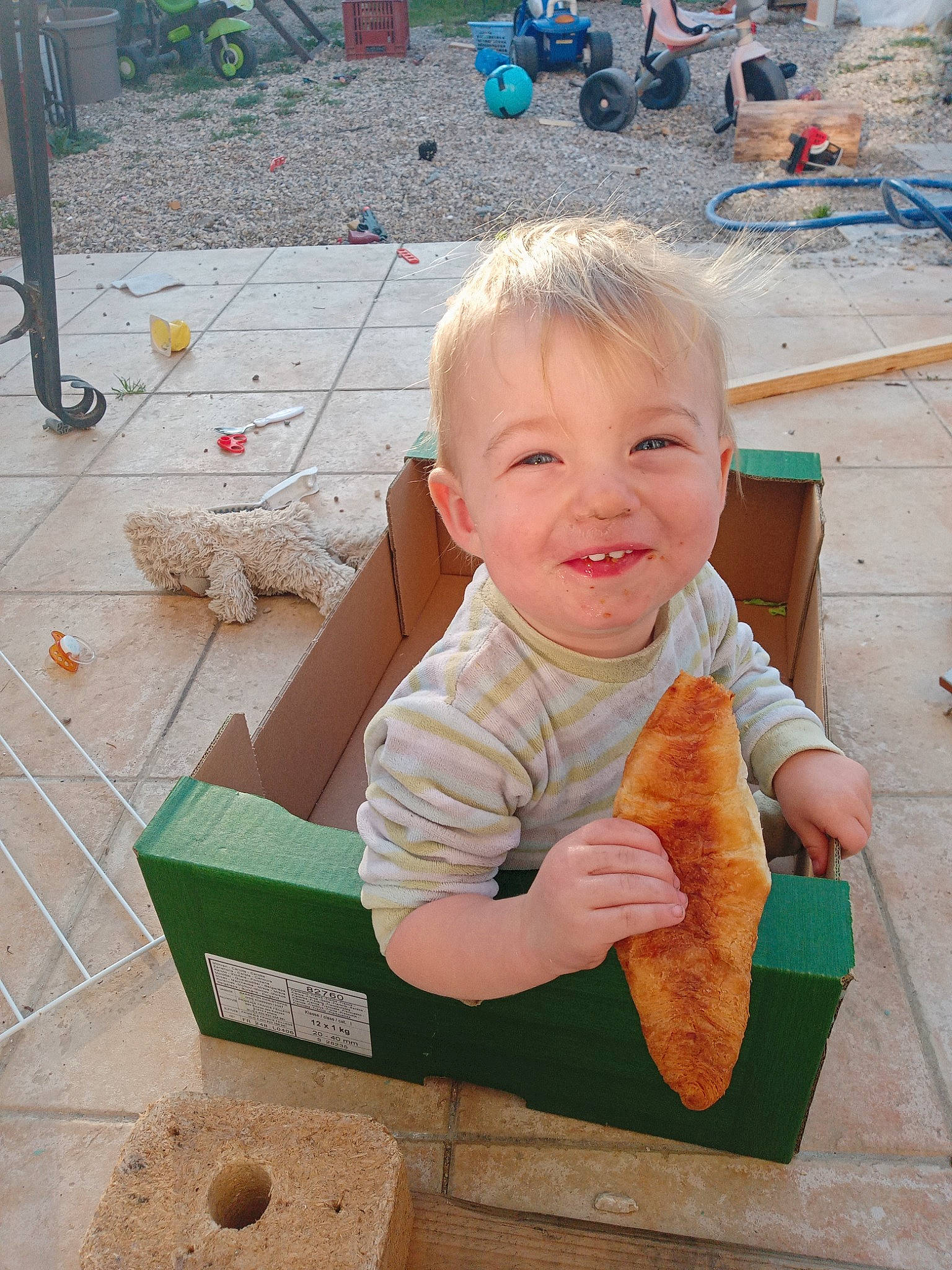 Leandro participe au concours pour gagner de l'argent avec cette photo : baby, baby_toddler_clothing, cheek, child, eye, flooring, fun, grass, happy, joy, leisure, person, play, public_space, recreation, sitting, skin, smile, soil, thumb