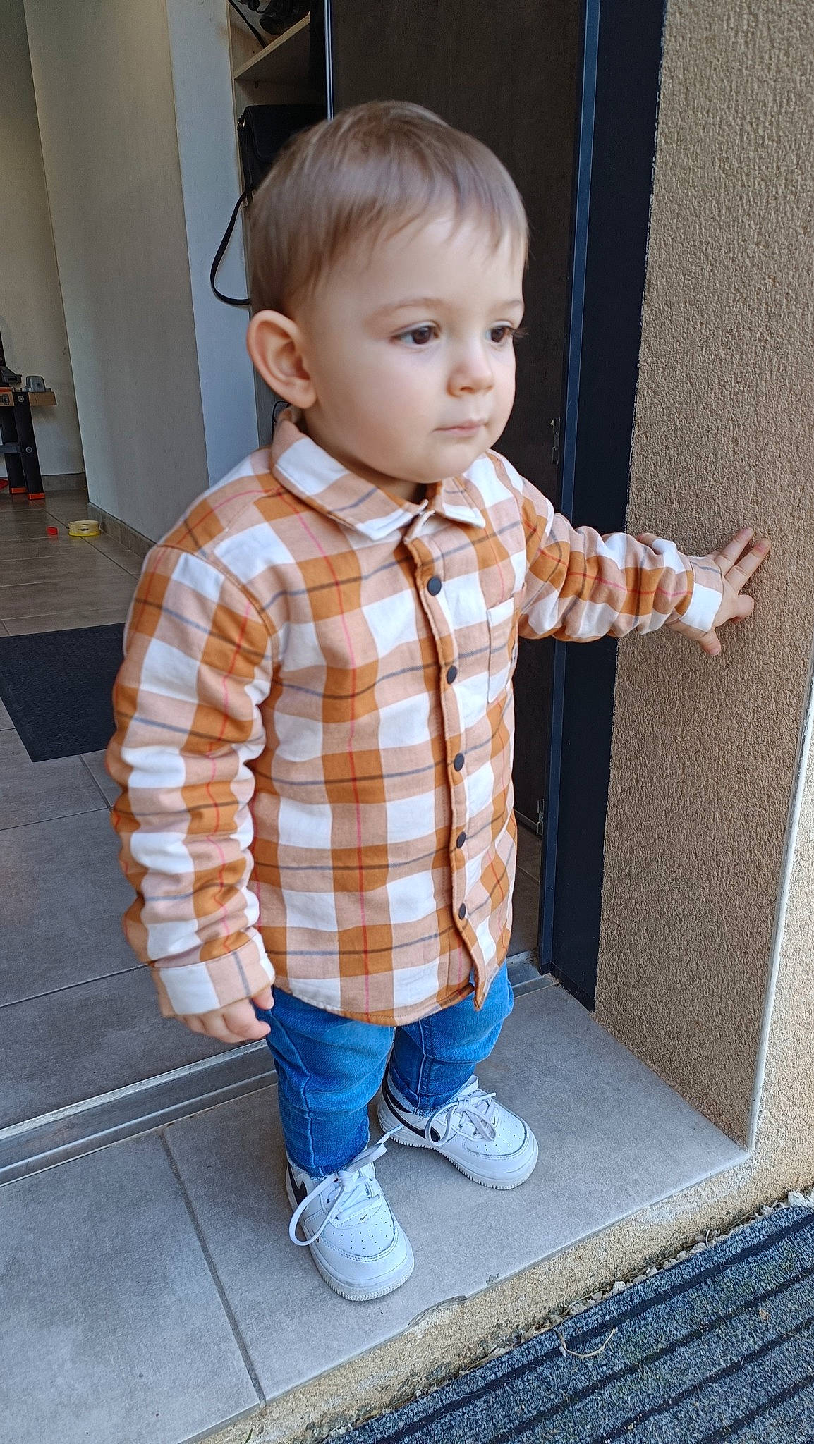 Natan a rejoint le concours — aidez-le/la à gagner de superbes lots ! baby_toddler_clothing, cheek, dress_shirt, face, floor, flooring, gesture, hair, hairstyle, head, human_body, jeans, leg, nose, person, plaid, sleeve, standing, toddler, white