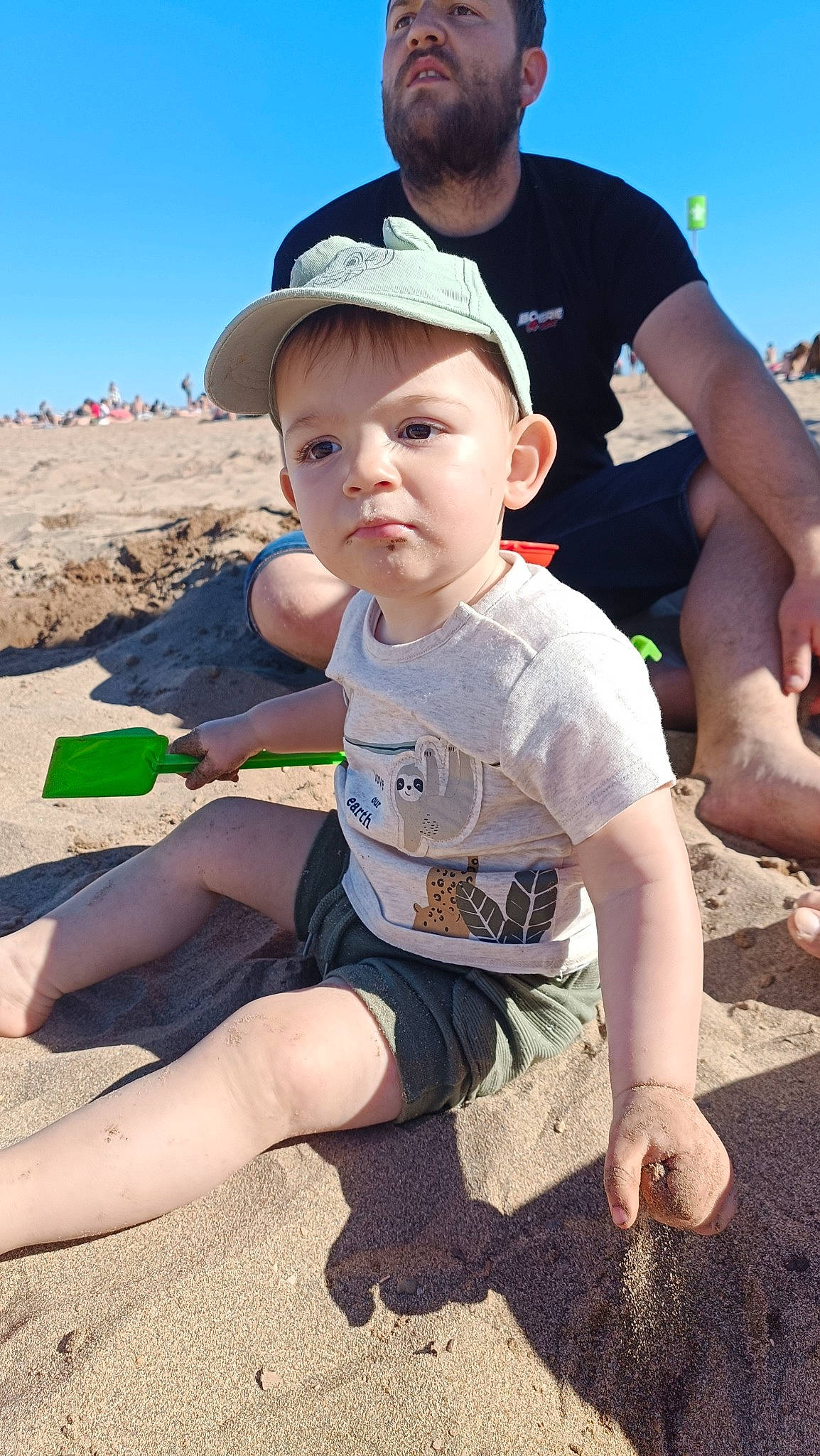 Natan a rejoint le concours — aidez-le/la à gagner de superbes lots ! barefoot, baseball_cap, cap, child, fun, gesture, grass, happy, hat, human_leg, landscape, leisure, people_in_nature, person, recreation, sand, shorts, sky, t_shirt, thigh