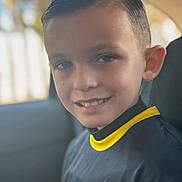 Aaron a rejoint le concours — aidez-le/la à gagner de superbes lots ! child, boy, smiling, portrait, car_interior, seat, sports_jersey, soccer_badge, short_hair, ear, eyes, teeth, closeup, natural_light, blurred_background, window, headrest, lock_screen, timestamp_overlay, casual
