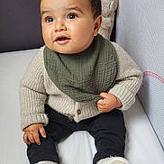 Maëlo participe au concours pour gagner de l'argent avec cette photo : baby, bib, big_eyes, brown_hair, child, cozy, crib, cute, hand, infant, milestone_disc, mobile_toy, moon_toy, playpen, plush_toy, portrait, sitting, smiling, sweater, white_shoes