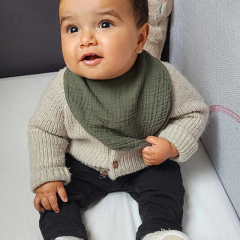 Maëlo participe au concours pour gagner de l'argent avec cette photo : baby, bib, big_eyes, brown_hair, child, cozy, crib, cute, hand, infant, milestone_disc, mobile_toy, moon_toy, playpen, plush_toy, portrait, sitting, smiling, sweater, white_shoes