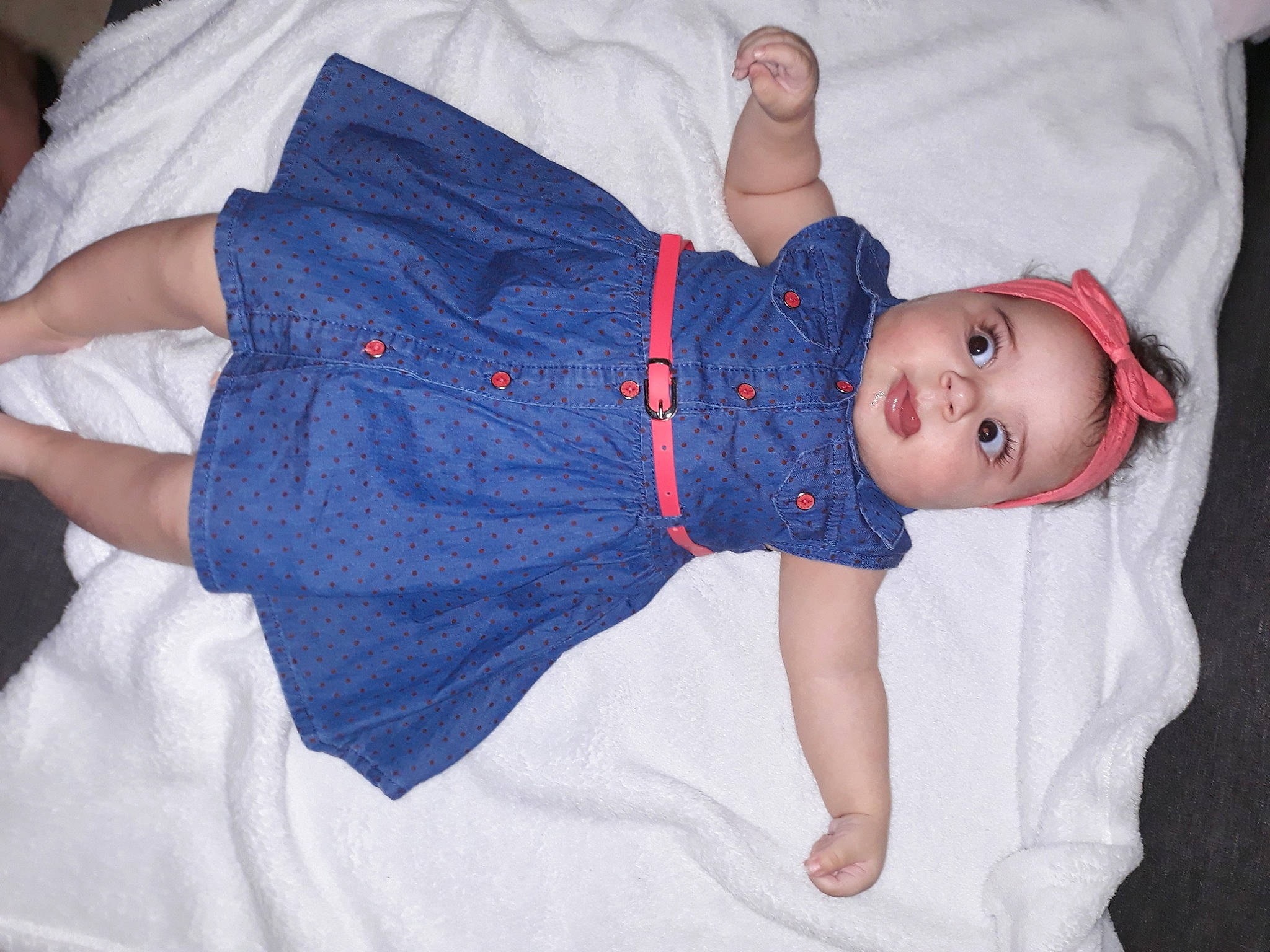 Milina a rejoint le concours — aidez-le/la à gagner de superbes lots ! baby, baby_toddler_clothing, cheek, comfort, elbow, finger, hand, headwear, joint, linens, person, skin, sock, stomach, textile, toddler