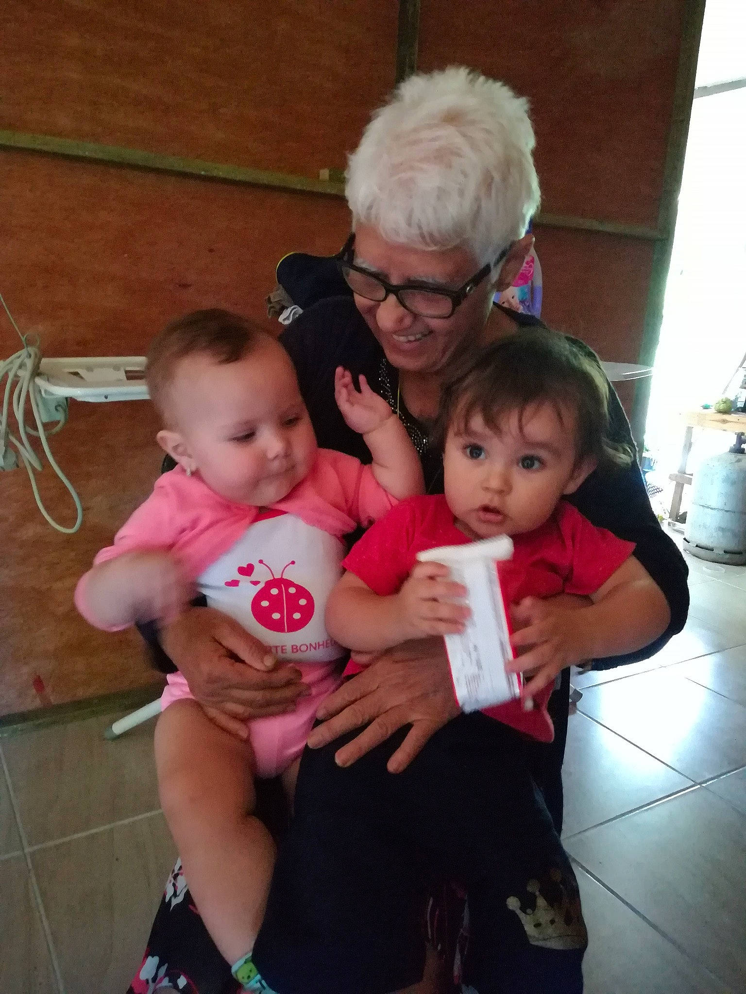 Kenjy a rejoint le concours — aidez-le/la à gagner de superbes lots ! baby_products, child, day, family, fun, girl, infant, iris, mother, people, person, pink, play, product, skin, smile, surprise, toddler, trunk