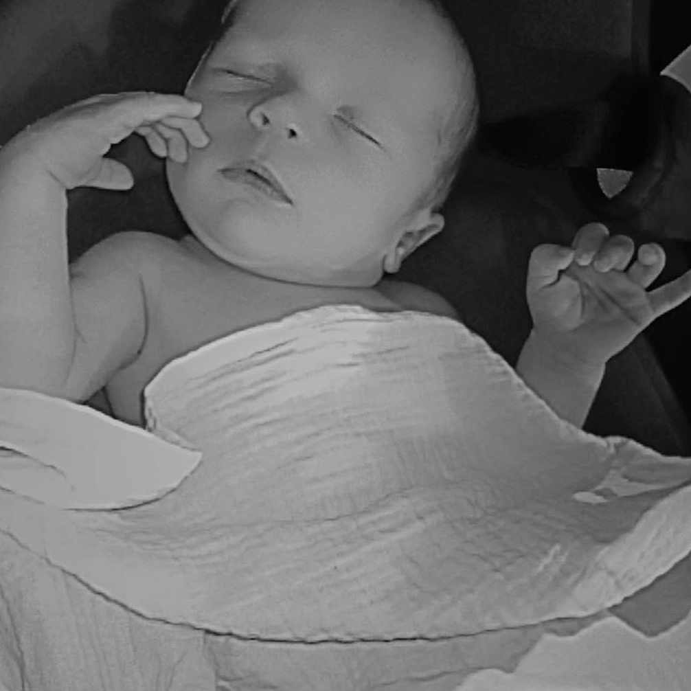 Maïlo participe au concours pour gagner de l'argent avec cette photo : baby, black_and_white, blanket, calm, child, cute, face, hand, indoors, infant, monochrome, newborn, peaceful, portrait, resting, sleeping, soft, toddler, wrapped, young