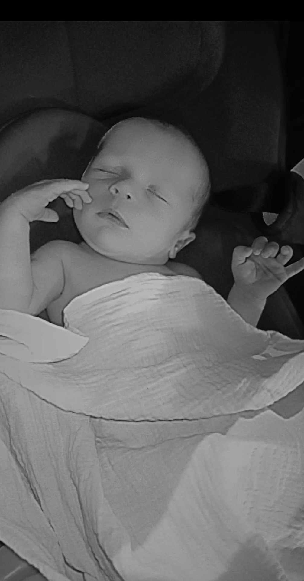 Maïlo participe au concours pour gagner de l'argent avec cette photo : baby, newborn, sleeping, blanket, infant, child, peaceful, wrapped, hand, portrait, monochrome, black_and_white, soft, cute, resting, toddler, indoors, face, calm, young