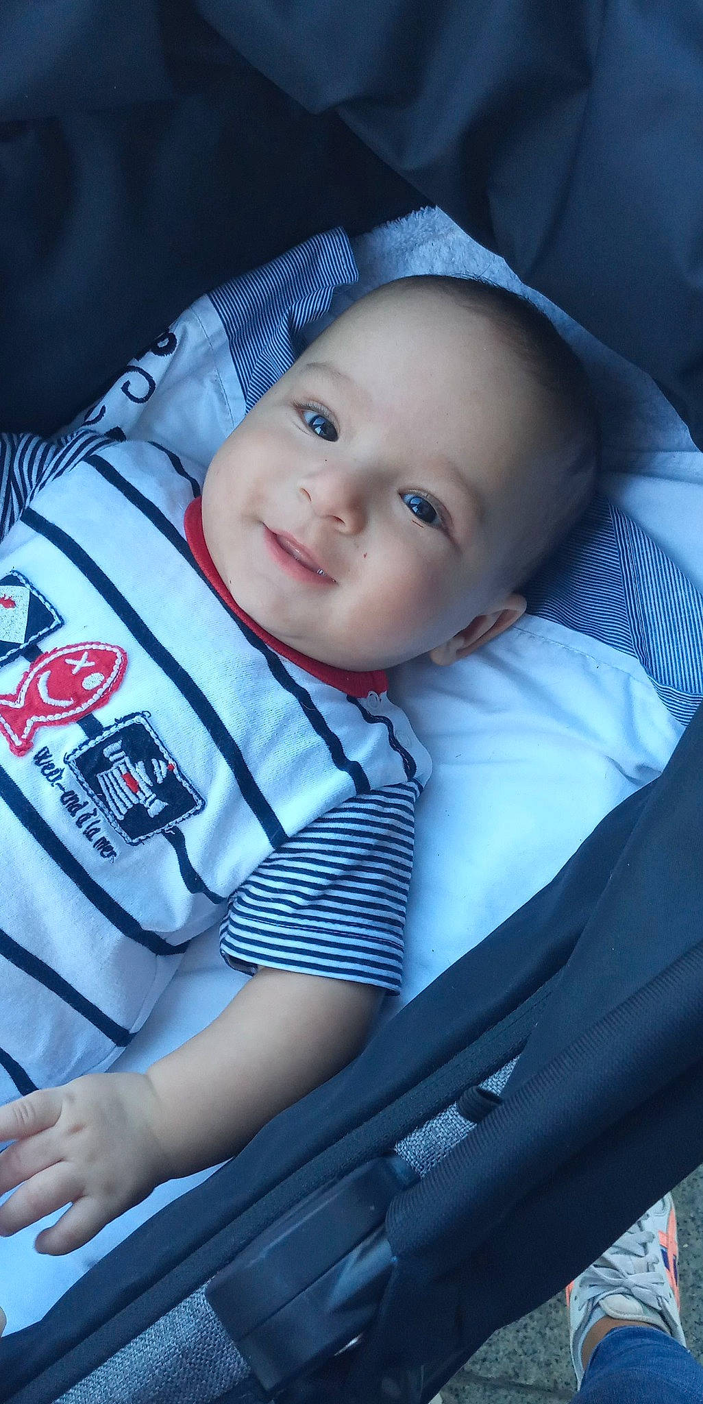 Nell a rejoint le concours — aidez-le/la à gagner de superbes lots ! baby, baby_carriage, baby_toddler_clothing, cheek, chin, eye, eyebrow, face, facial_expression, flash_photography, happy, iris, lip, nose, outerwear, person, skin, sleeve, smile, standing