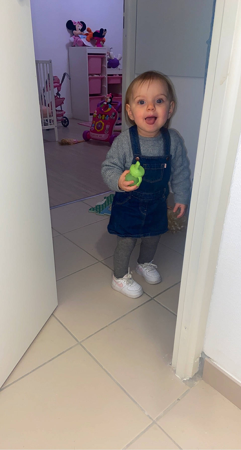 Shelsy a rejoint le concours — aidez-le/la à gagner de superbes lots ! baby, baby_toddler_clothing, child, cleanliness, face, floor, flooring, foot, head, knee, magenta, pattern, person, room, sleeve, smile, sock, standing, tile_flooring, toddler