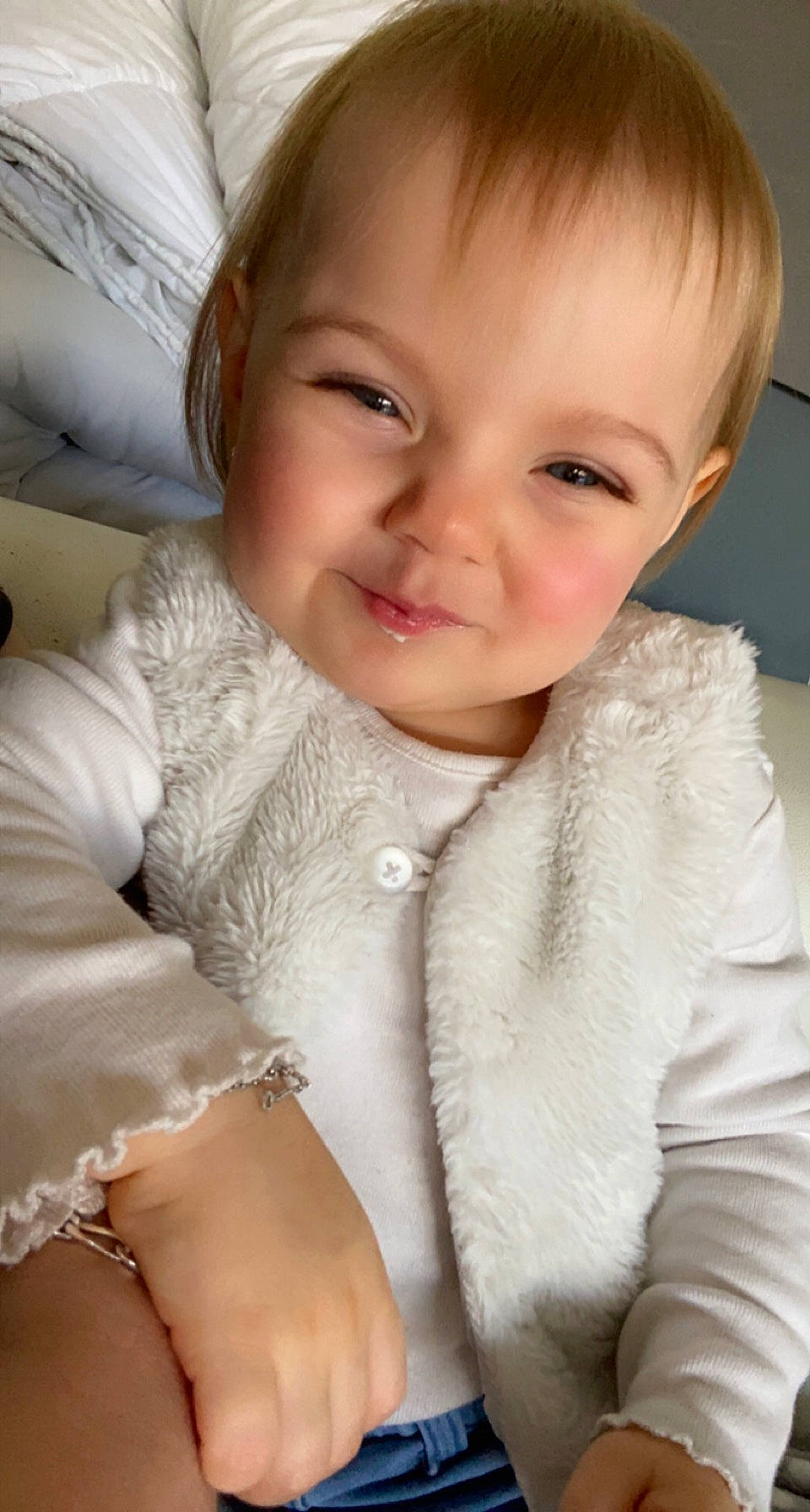 Shelsy a rejoint le concours — aidez-le/la à gagner de superbes lots ! baby, baby_toddler_clothing, blond, cheek, comfort, eye, eyebrow, eyelash, fur, happy, human_body, iris, joy, lip, neck, nose, outerwear, person, skin, sleeve