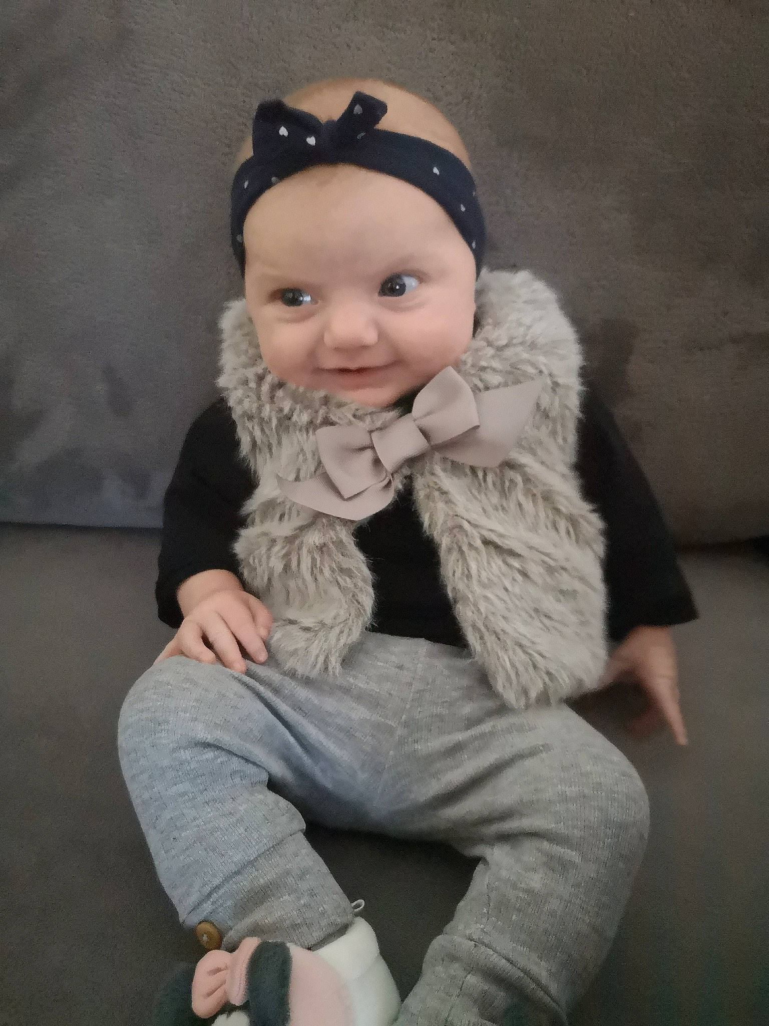 Shelsy a rejoint le concours — aidez-le/la à gagner de superbes lots ! baby, cheek, child, fur, headgear, headwear, outerwear, person, sitting, toddler