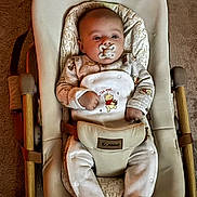 Lenzo a rejoint le concours — aidez-le/la à gagner de superbes lots ! baby, pacifier, winnie_the_pooh, pajamas, baby_rocker, infant, seated, blanket_pattern, carpet, wooden_frame, comfort, child, cute, sleepwear, soft_fabric, indoor, resting, hands, footed_pajamas, relaxed