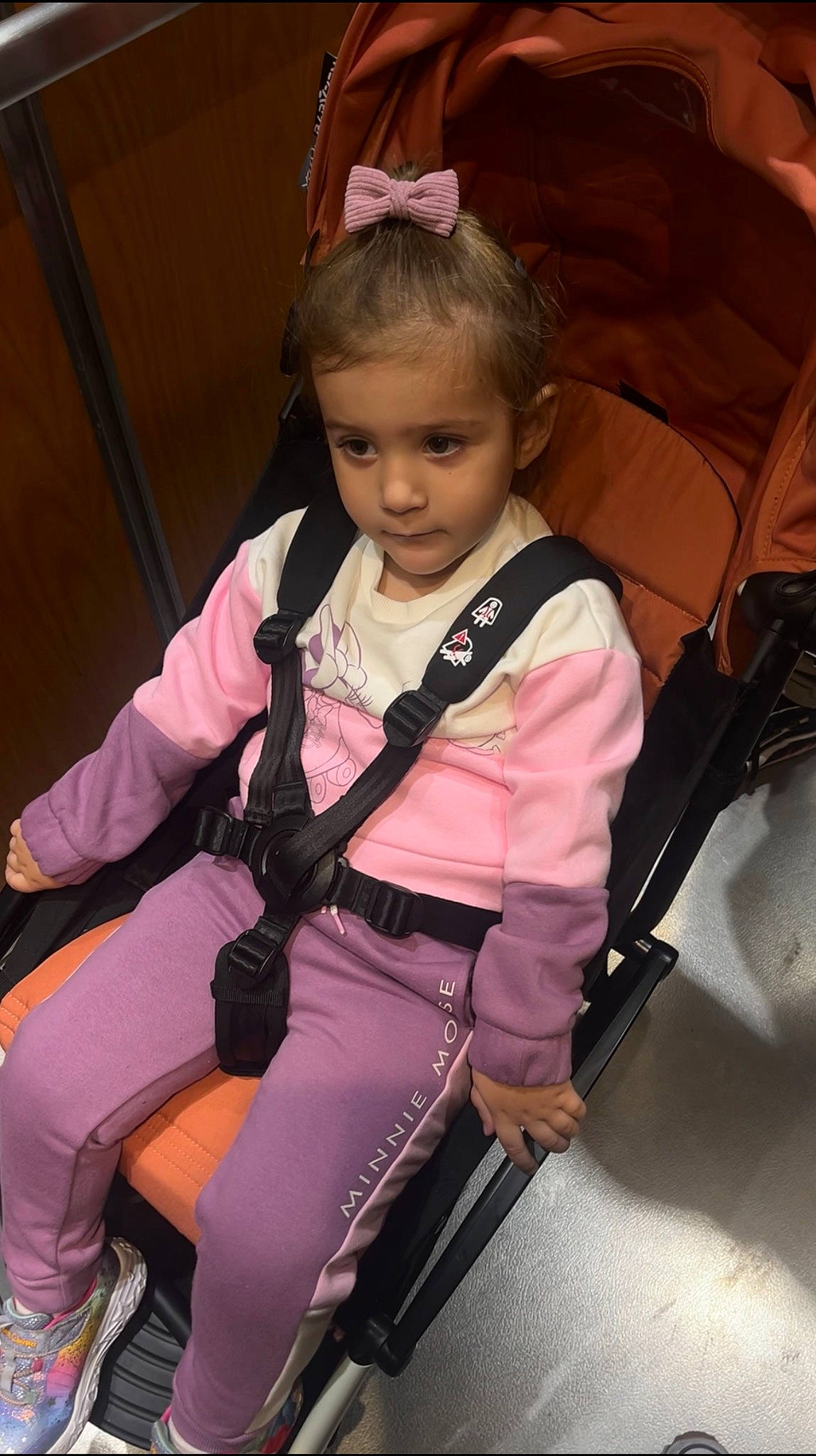 Aurora Stefania a rejoint le concours — aidez-le/la à gagner de superbes lots ! baby_carriage, baby_products, chair, child, comfort, eyelash, fashion_accessory, fun, hair_accessory, hairstyle, lap, magenta, person, pink, purple, room, sitting, thigh, toddler