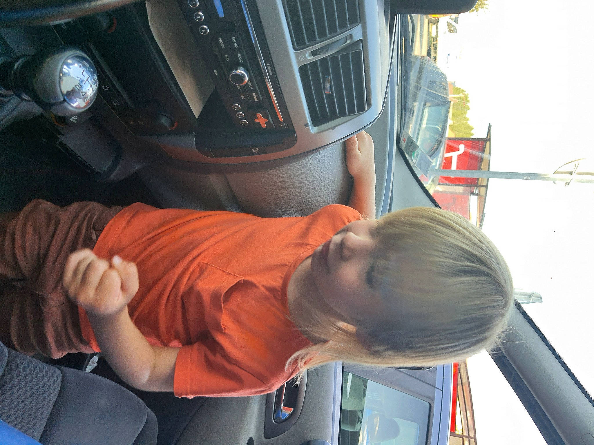 Tom participe au concours pour gagner de l'argent avec cette photo : auto_part, automotive_design, automotive_exterior, automotive_lighting, automotive_tire, automotive_wheel_system, bumper, car, family_car, mode_of_transport, motor_vehicle, person, plant, sky, steering_wheel, tire, toddler, vehicle, vehicle_door, wheel