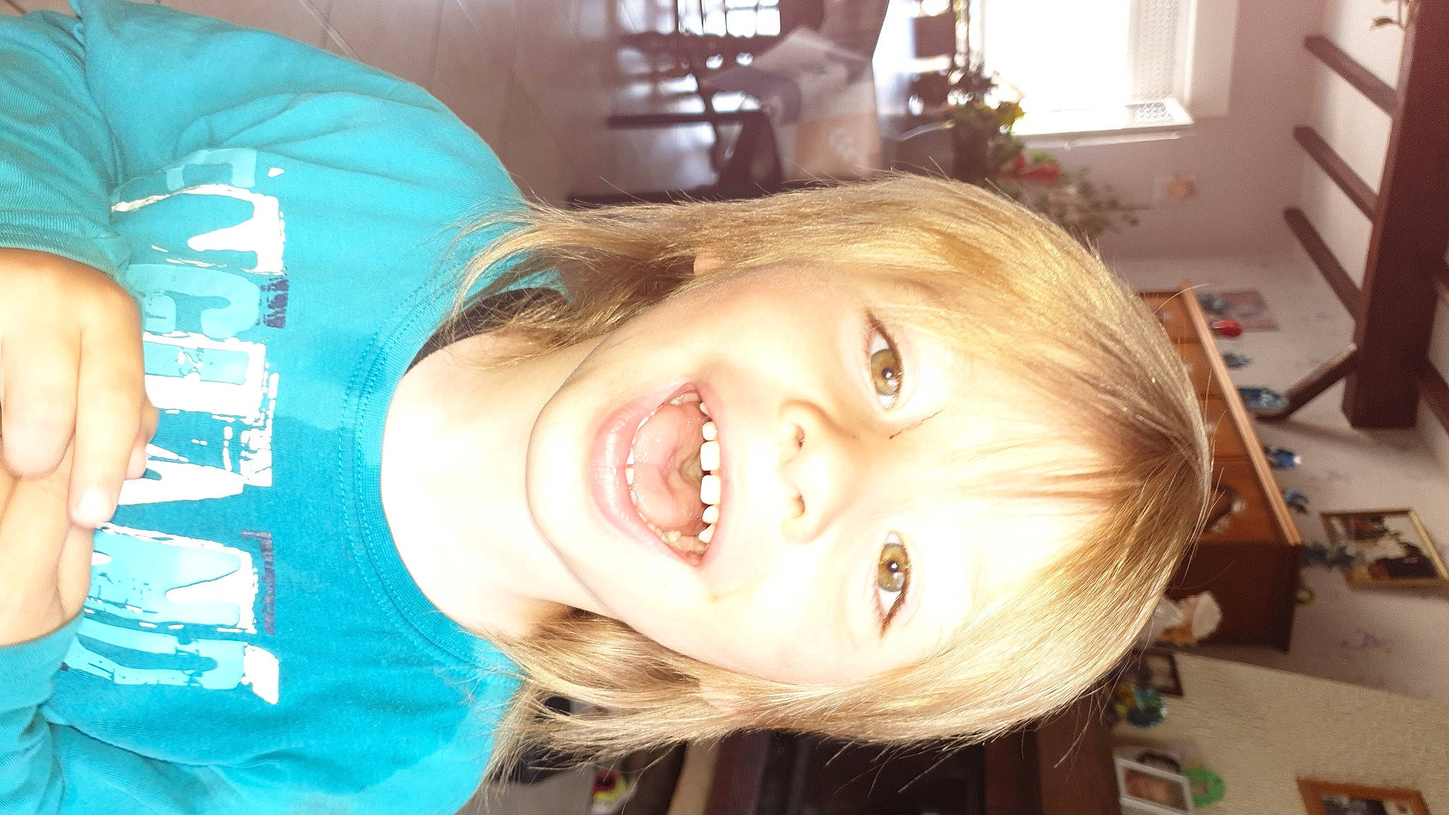 Tom participe au concours pour gagner de l'argent avec cette photo : cheek, ear, eyebrow, eyelash, fun, happy, houseplant, jaw, lip, long_hair, mouth, neck, nose, organ, person, shoulder, skin, smile, tooth, window