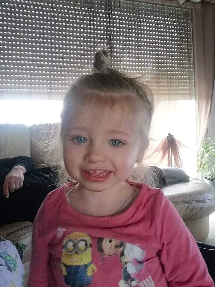 Rose participe au concours pour gagner de l'argent avec cette photo : baby_toddler_clothing, cheek, child, curtain, ear, eyelash, facial_expression, forehead, fun, happy, houseplant, human_body, iris, joy, person, plant, skin, sleeve, smile, t_shirt