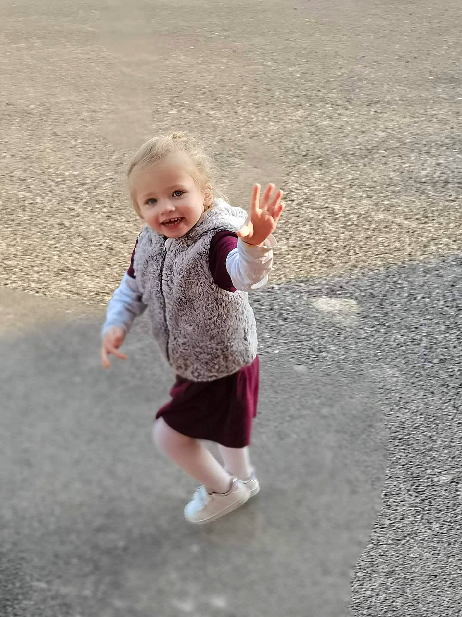 Rose participe au concours pour gagner de l'argent avec cette photo : arm, asphalt, baby_toddler_clothing, child, facial_expression, fun, gesture, grass, hand, happy, joy, leg, leisure, people_in_nature, person, recreation, road_surface, sleeve, smile, standing