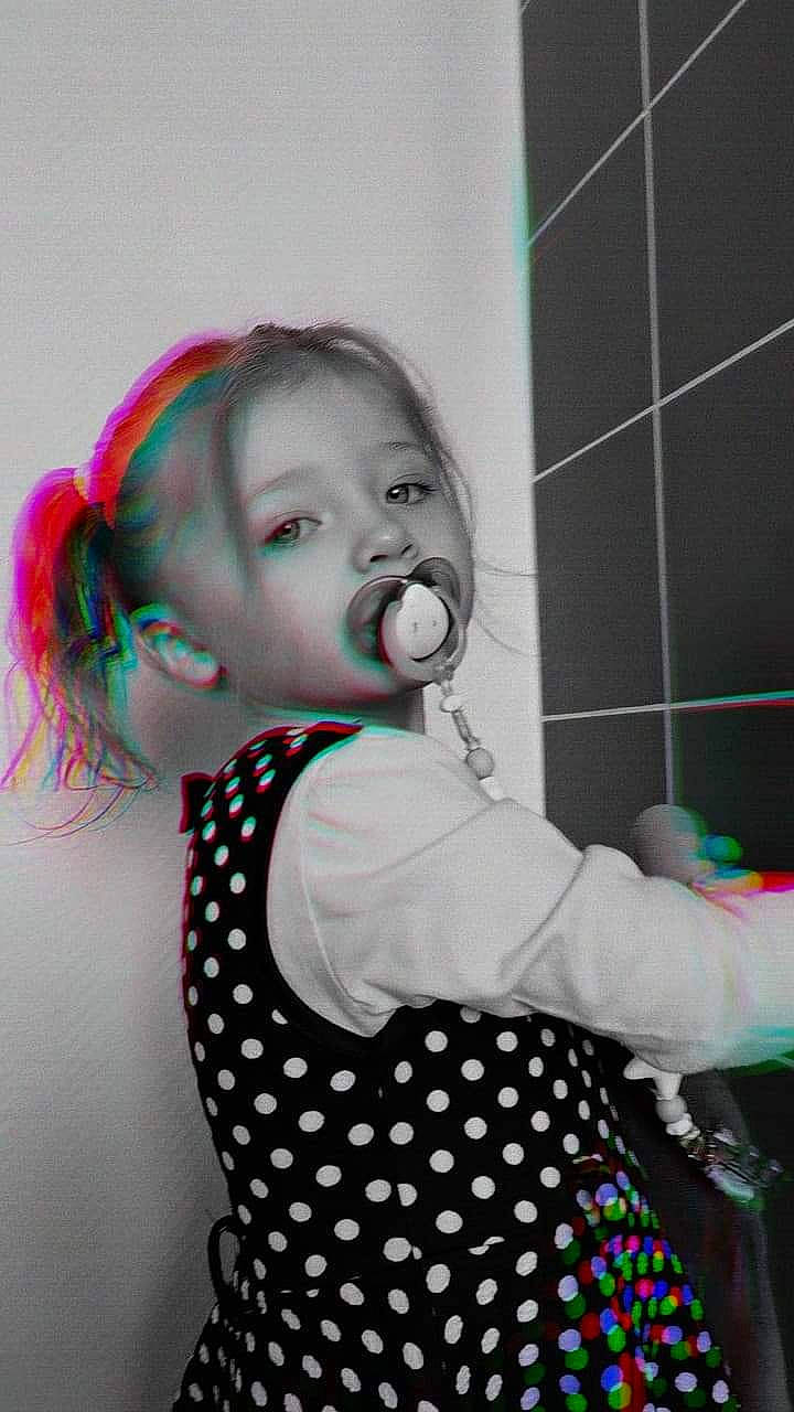 Rose a rejoint le concours — aidez-le/la à gagner de superbes lots ! baby, baby_toddler_clothing, child, design, dress, entertainment, event, eye, face, fun, hair, happy, head, pattern, performing_arts, person, pink, sleeve, standing, toddler