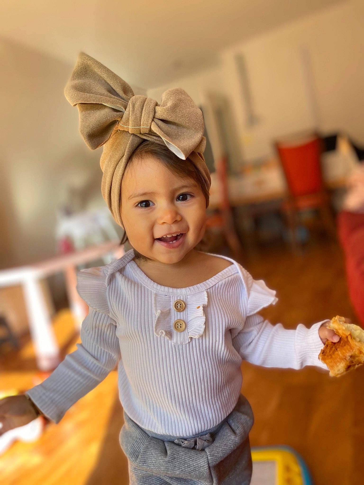 Iuna participe au concours pour gagner de l'argent avec cette photo : baby, baby_toddler_clothing, cap, child, costume_hat, fashion_accessory, fun, happy, hat, headband, headpiece, jewellery, party_supply, person, play, room, sleeve, smile, t_shirt, toddler