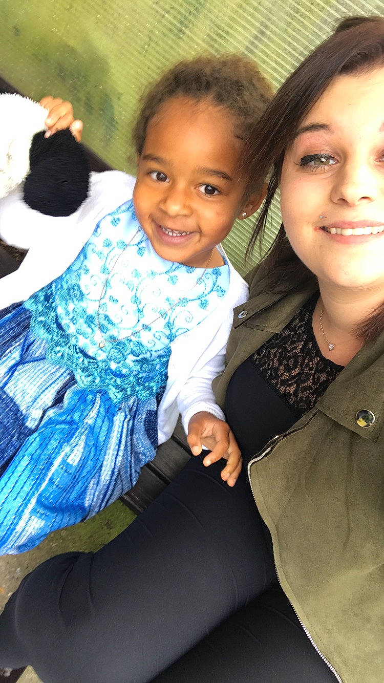 Solene participe au concours pour gagner de l'argent avec cette photo : beauty, child, day, emotion, eye, facial_expression, family, fun, girl, happiness, human, joy, mother, people, person, product, sibling, sitting, skin, smile