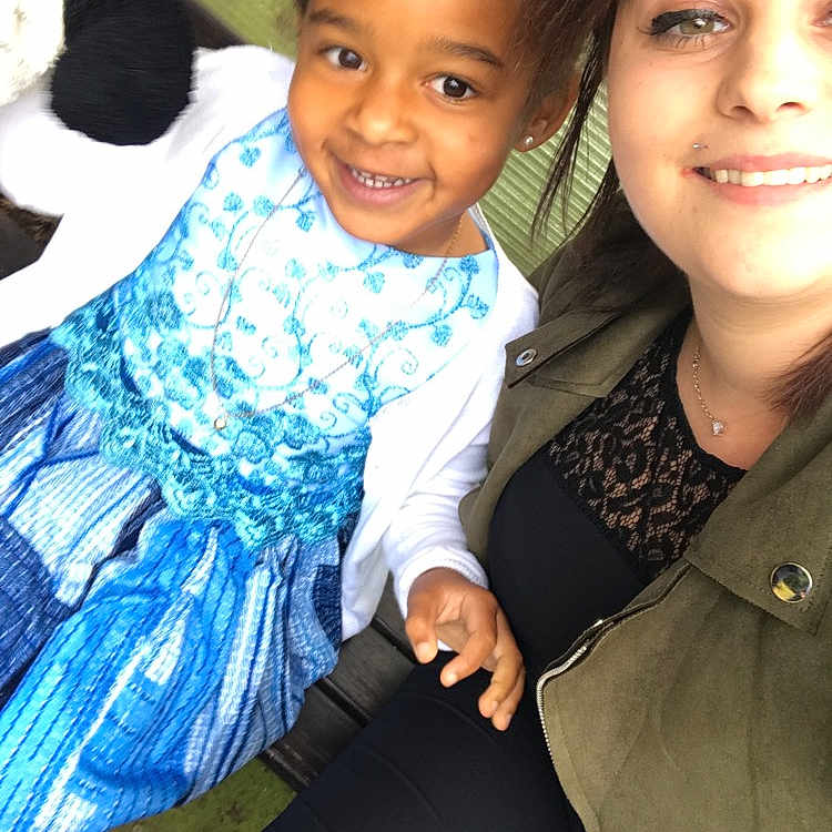 Solene participe au concours pour gagner de l'argent avec cette photo : beauty, child, day, emotion, eye, facial_expression, family, fun, girl, happiness, human, joy, mother, people, person, product, sibling, sitting, skin, smile