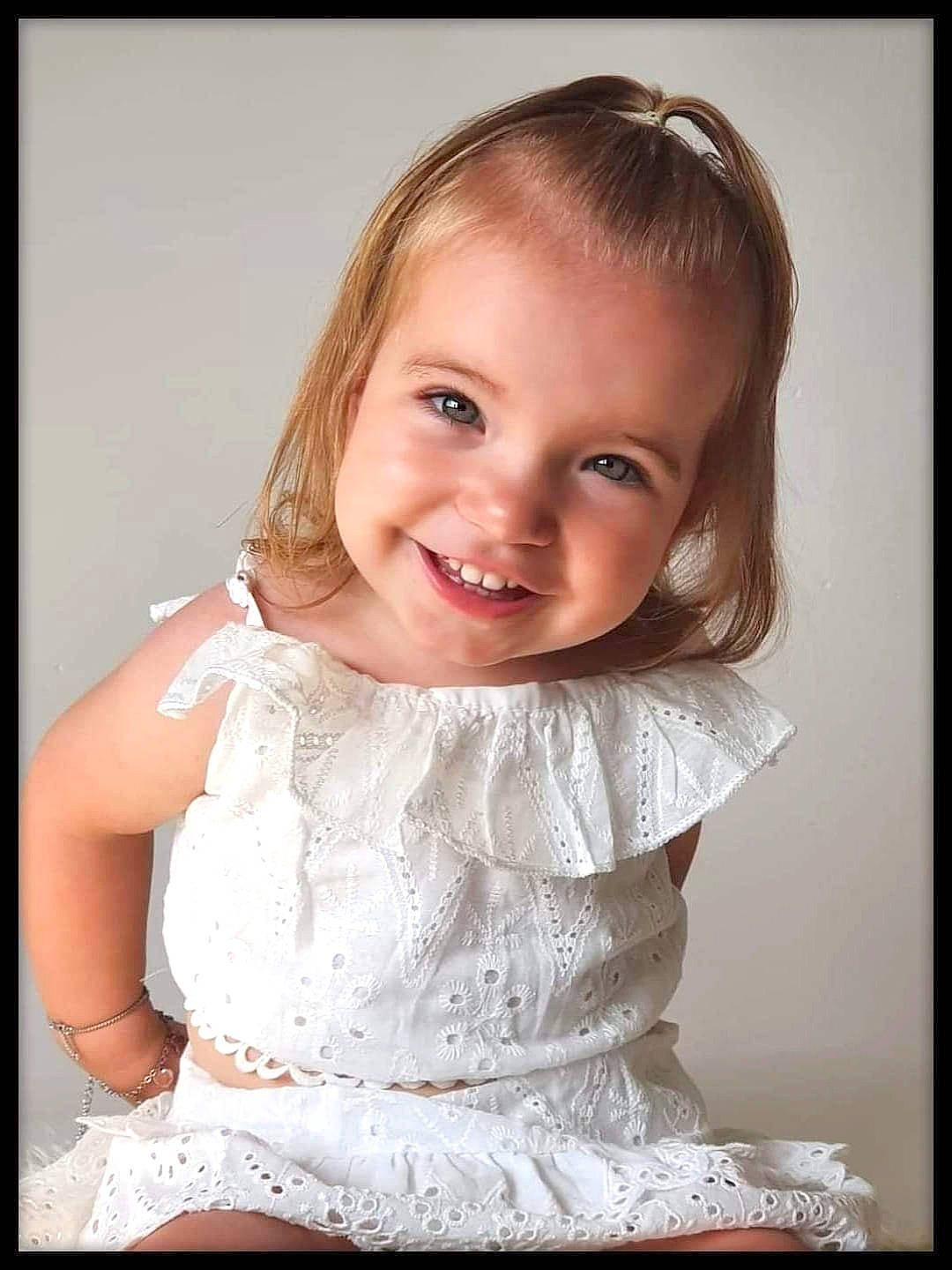 Zélie participe au concours pour gagner de l'argent avec cette photo : baby_toddler_clothing, blond, bridal_accessory, bridal_clothing, cheek, dress, embellishment, event, eyebrow, eyelash, face, flash_photography, happy, headpiece, iris, joy, lip, long_hair, person, sleeve