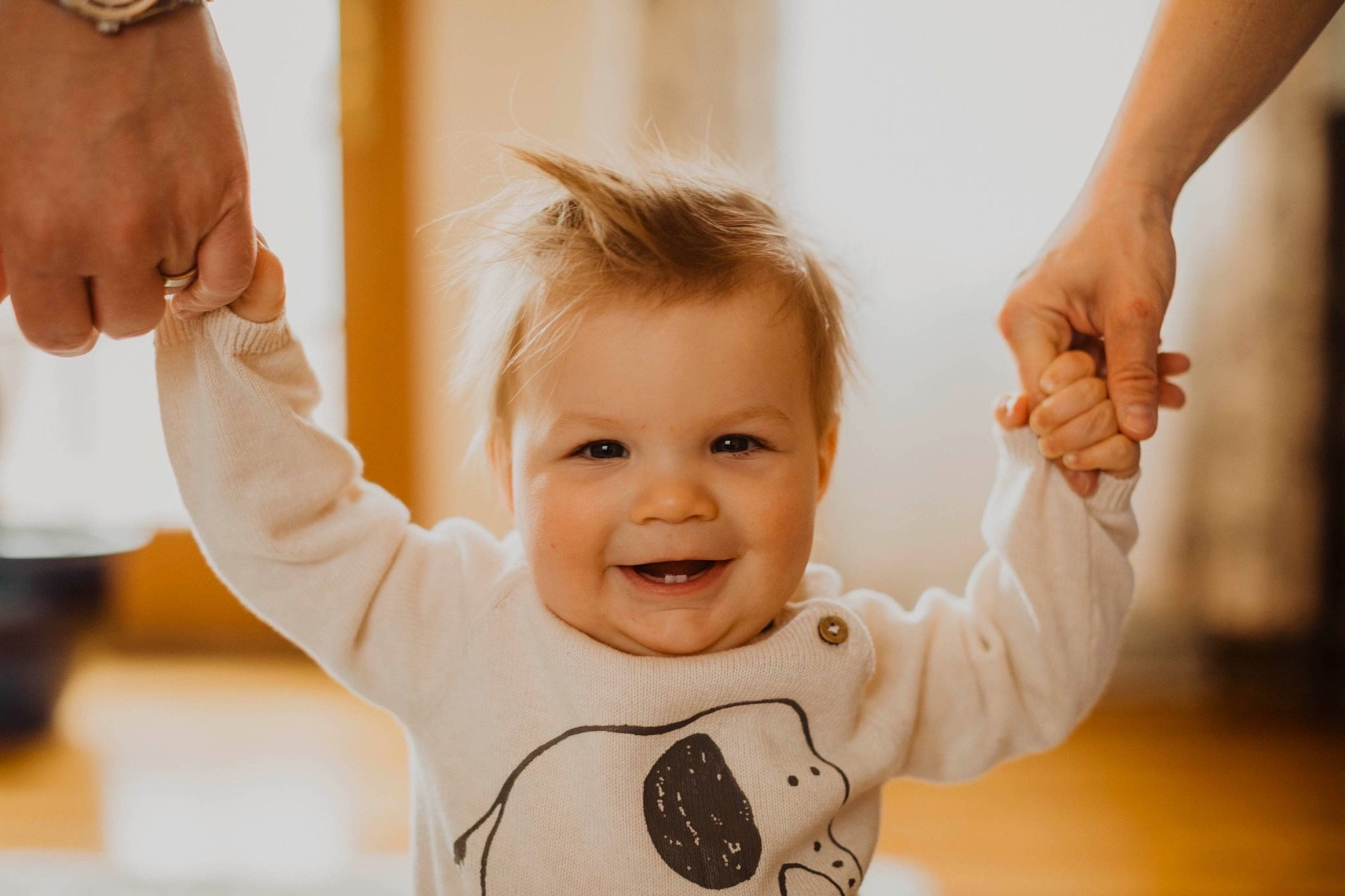 Simon is registered to the contest to win money with this photo: baby, baby_toddler_clothing, cheek, child, eye, facial_expression, finger, gesture, hand, happy, interaction, iris, joy, person, playing_with_kids, skin, sleeve, smile, standing, thumb