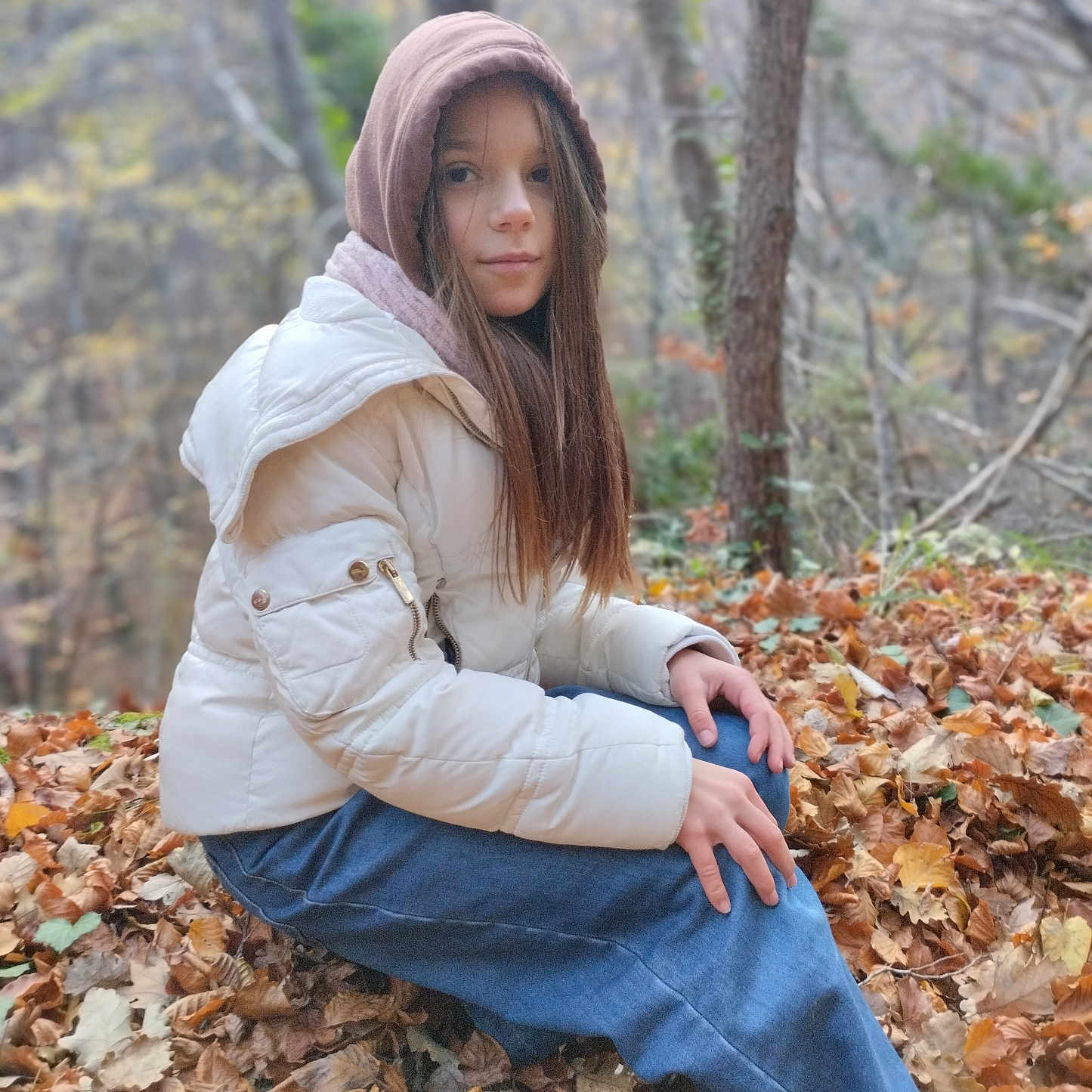 Daria participe au concours pour gagner de l'argent avec cette photo : adult, brownhair, clothing, coat, face, female, hair, head, jacket, jeans, knitwear, pants, person, photography, plant, portrait, sitting, sweater, vegetation, woman
