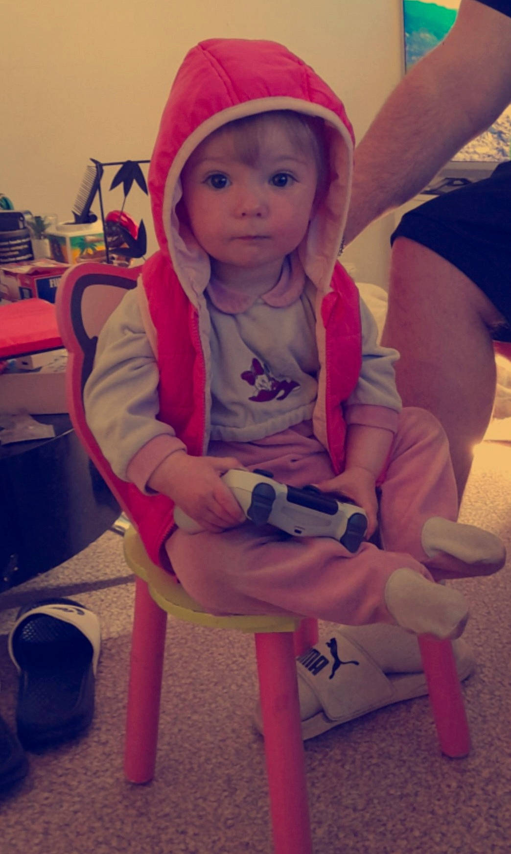 élyana a rejoint le concours — aidez-le/la à gagner de superbes lots ! baby, baby_products, baby_toddler_clothing, baseball_cap, beauty, cap, chair, child, cool, fashion_accessory, fun, happy, headwear, magenta, person, pink, sitting, skin, sleeve, t_shirt