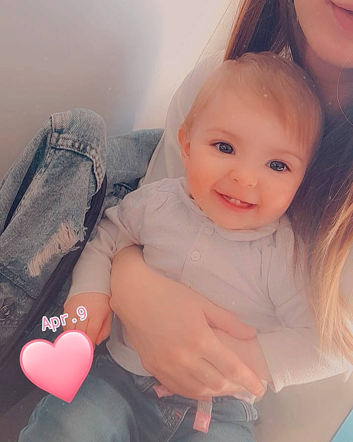 élyana a rejoint le concours — aidez-le/la à gagner de superbes lots ! arm, baby_toddler_clothing, cheek, comfort, cool, eyelash, finger, flash_photography, hand, happy, human_body, iris, joy, lip, mouth, neck, person, pink, skin, sleeve