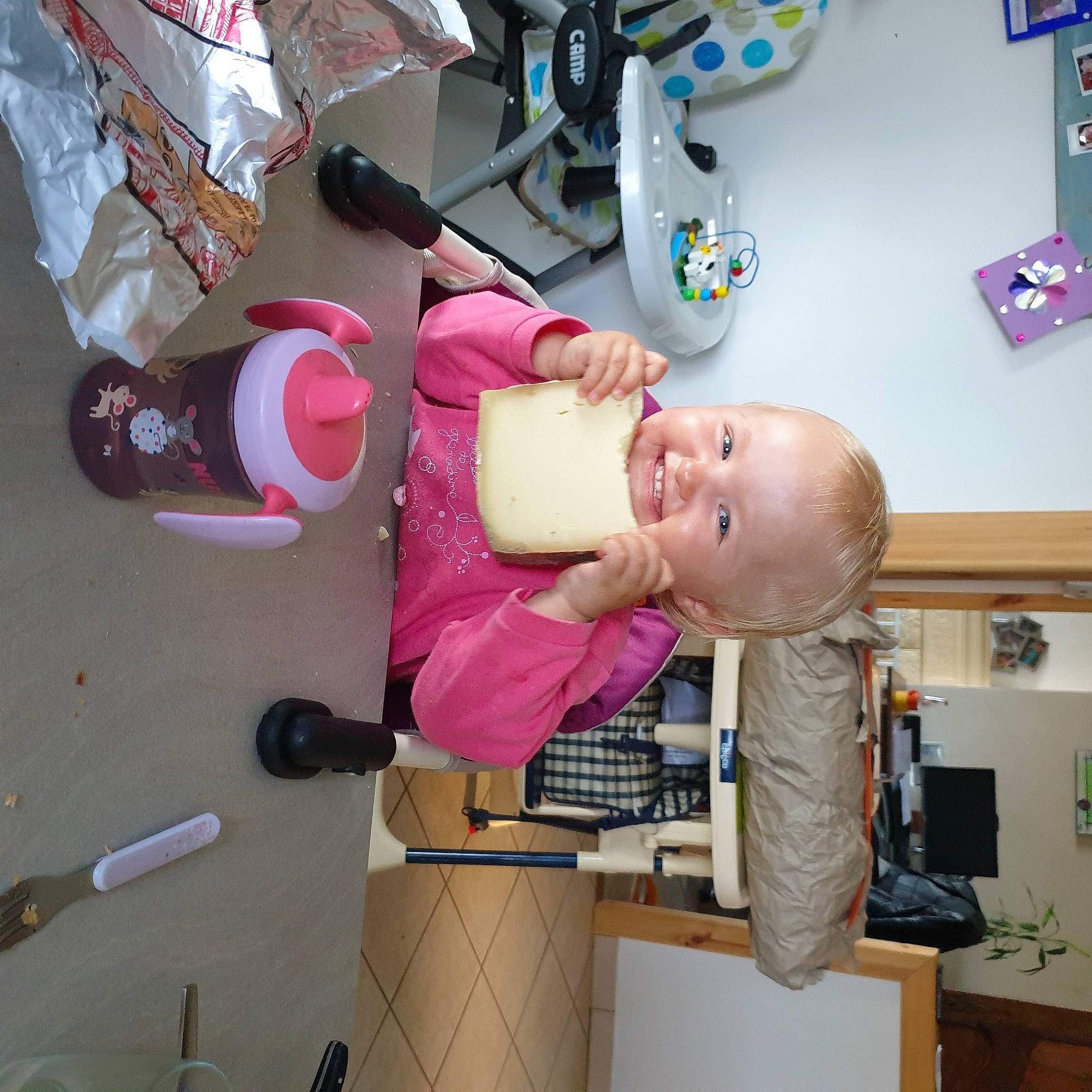 Lily a rejoint le concours — aidez-le/la à gagner de superbes lots ! baby, baby_products, baby_toddler_clothing, carmine, child, fun, joy, person, plastic, room, smile, toddler