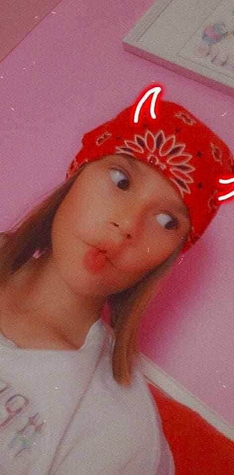 Deborah participe au concours pour gagner de l'argent avec cette photo : cap, cheek, chin, costume_hat, eyebrow, eyelash, face, fashion_accessory, forehead, hair_accessory, hat, headpiece, headwear, jaw, lip, magenta, neck, paint, party_supply, peach