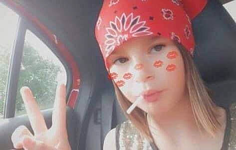 Deborah participe au concours pour gagner de l'argent avec cette photo : baseball_cap, cap, costume_hat, eye, eyelash, facial_expression, fun, gesture, hair_accessory, happy, head, headgear, headpiece, headwear, helmet, lip, person, personal_protective_equipment, skin, toddler