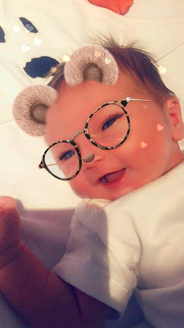 Mia participe au concours pour gagner de l'argent avec cette photo : cheek, chin, cool, eyebrow, eyelash, eyewear, finger, forehead, gesture, glasses, happy, hat, jaw, lip, mouth, nose, person, selfie, skin, smile