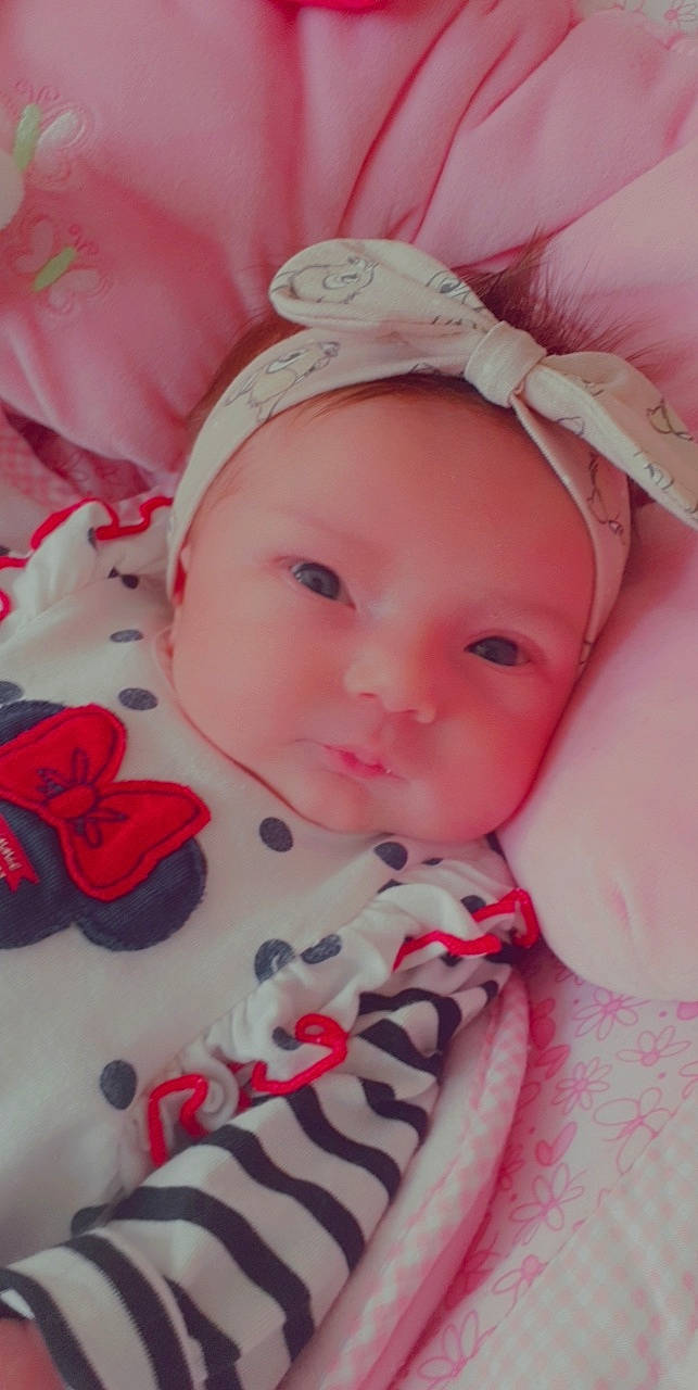 Mia a rejoint le concours — aidez-le/la à gagner de superbes lots ! baby, baby_toddler_clothing, cheek, child, collar, dress, eye, eyebrow, eyelash, face, happy, head, headgear, headwear, iris, lip, person, pink, skin, sleeve