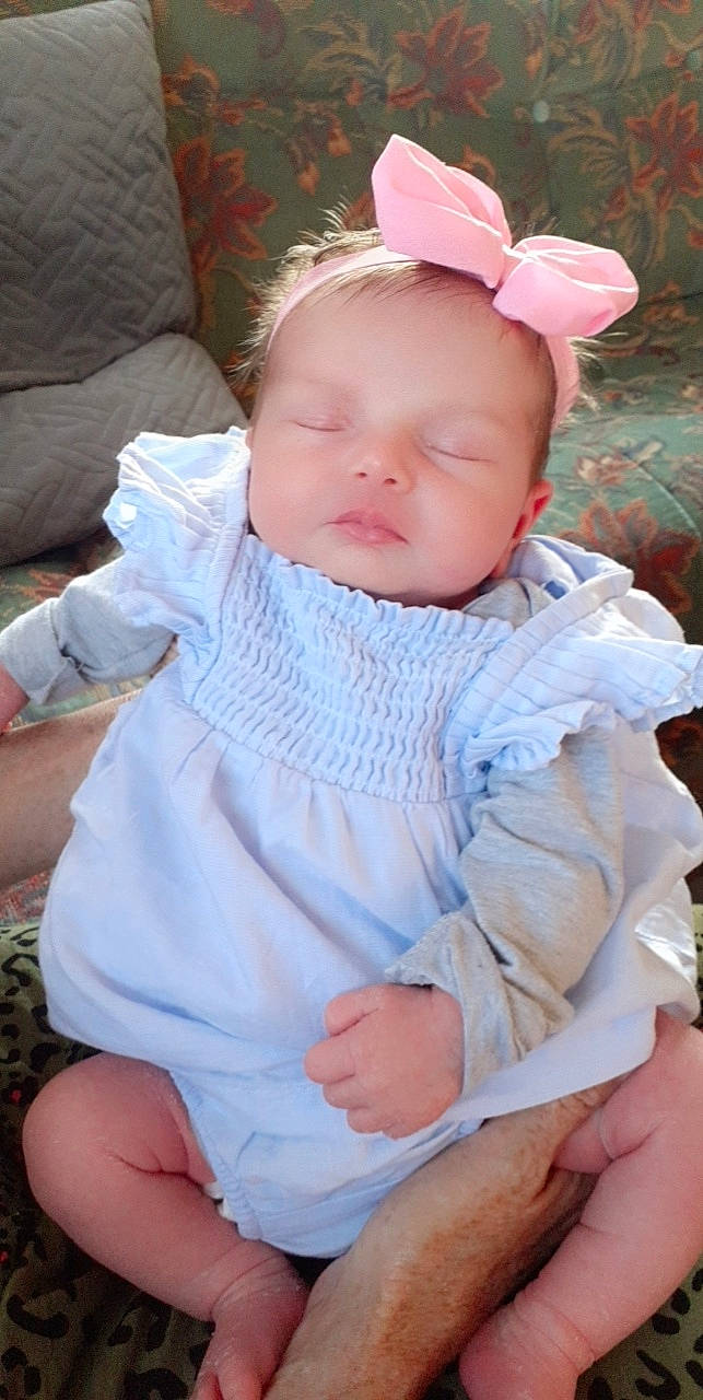 Mia a rejoint le concours — aidez-le/la à gagner de superbes lots ! baby, baby_toddler_clothing, cap, cheek, child, comfort, eye, finger, grass, hat, head, iris, lip, pattern, person, pink, sitting, skin, sleeve, toddler