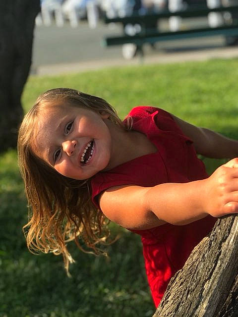 Cloé participe au concours pour gagner de l'argent avec cette photo : blond, brown_hair, child, face, facial_expression, flash_photography, fun, grass, grassland, hairstyle, happy, human_leg, joy, leisure, long_hair, people_in_nature, person, recreation, smile, sunlight