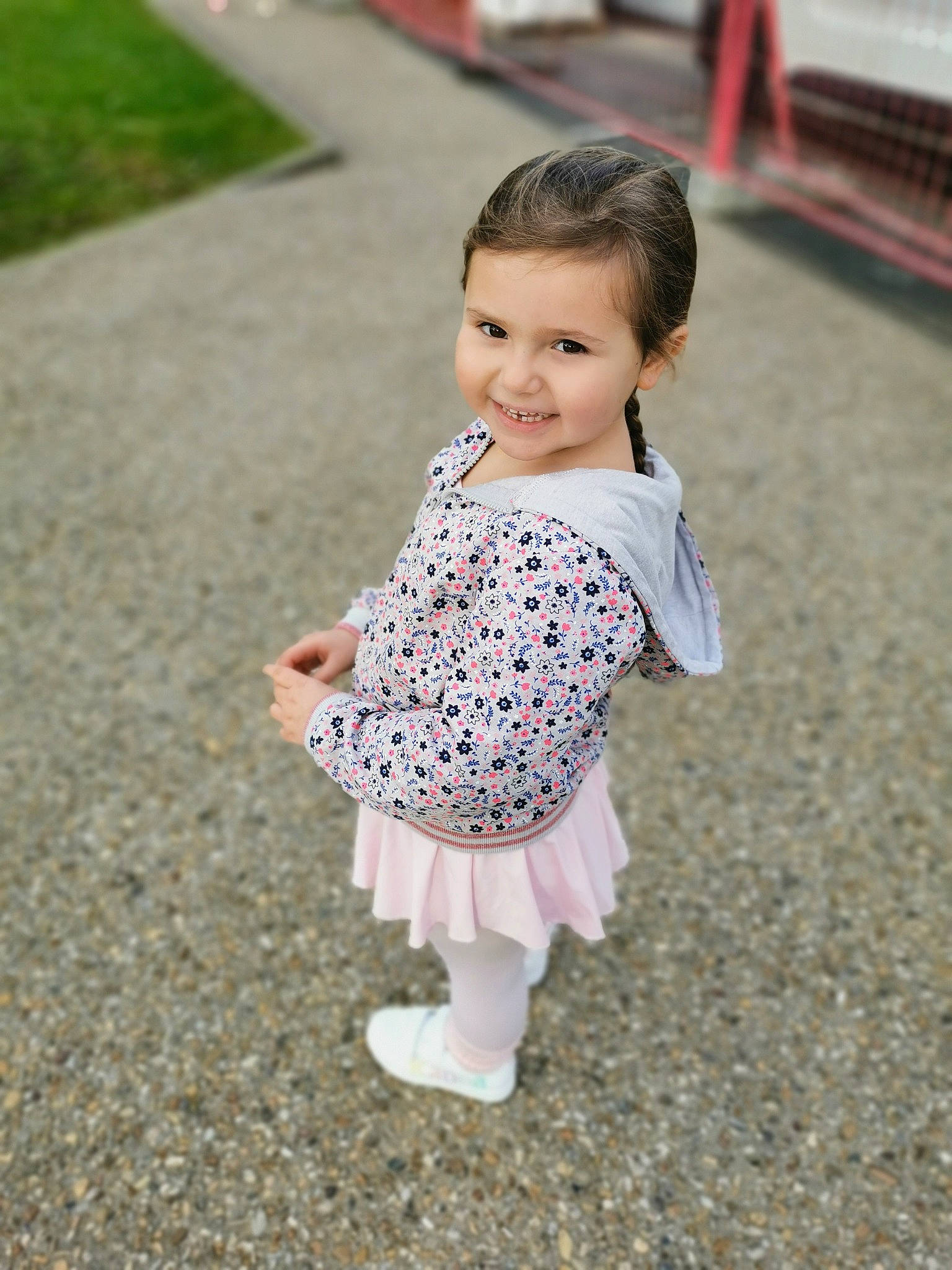 Cloé participe au concours pour gagner de l'argent avec cette photo : asphalt, baby, baby_toddler_clothing, clothing, dress, facial_expression, grass, hand, happy, human_body, joy, leisure, people_in_nature, person, plant, recreation, skin, sleeve, smile, street_fashion