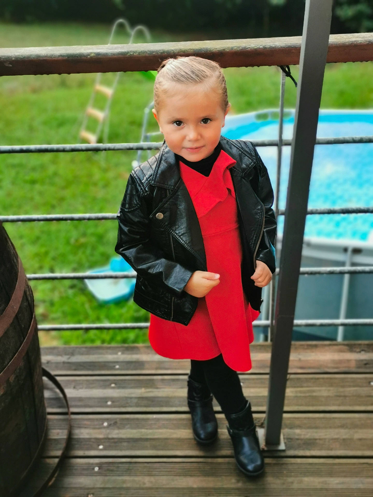 Cloé participe au concours pour gagner de l'argent avec cette photo : blazer, child, denim, fence, formal_wear, fun, grass, happy, jewellery, joy, leisure, pattern, person, portrait_photography, recreation, sitting, sleeve, street_fashion, suit, toddler