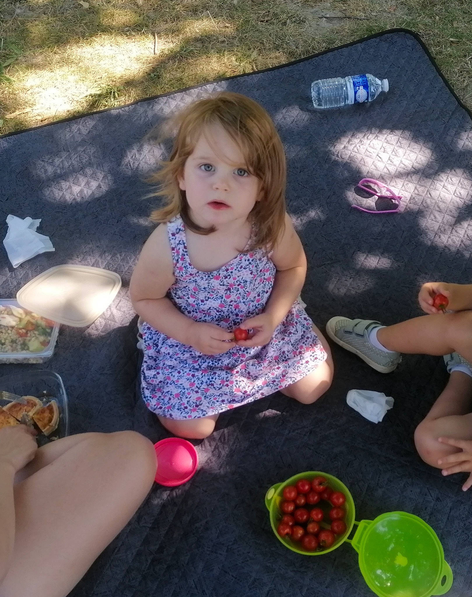 Justine a rejoint le concours — aidez-le/la à gagner de superbes lots ! adaptation, child, finger, food, fruit, fun, grass, hand, happy, human_leg, leisure, natural_foods, people, person, pink, play, seedless_fruit, tableware, thigh, toddler