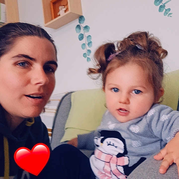 Ange a rejoint le concours — aidez-le/la à gagner de superbes lots ! architecture, baby, bodypart, building, clothing, couch, face, finger, furniture, hand, head, heart, indoors, livingroom, person, photography, portrait, shelf, symbol, t_shirt