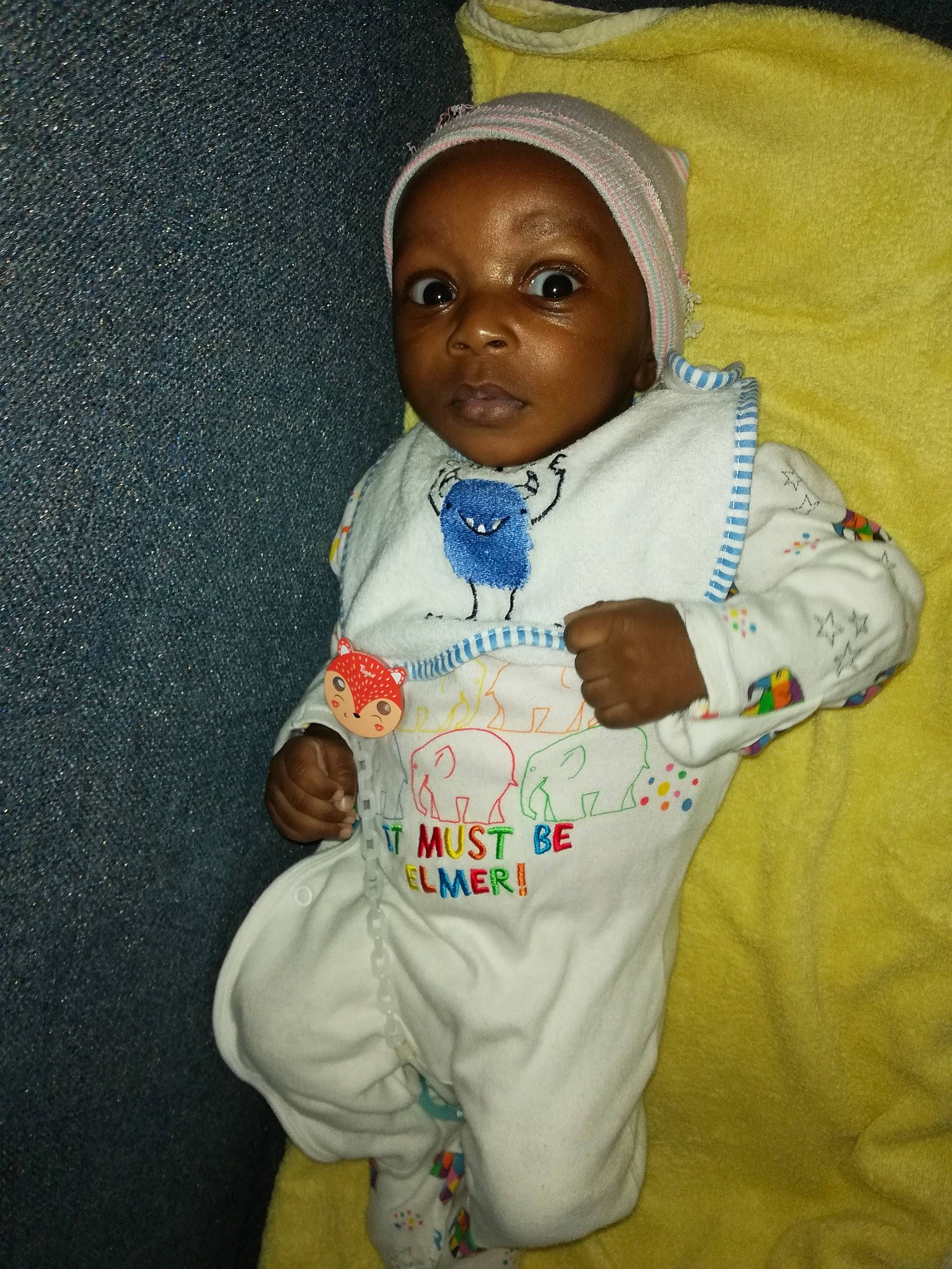 Fabory participe au concours pour gagner de l'argent avec cette photo : baby, baby_products, baby_toddler_clothing, cheek, child, finger, fun, gesture, hand, headgear, linens, nose, person, personal_protective_equipment, room, skin, sleeve, t_shirt, textile, toddler