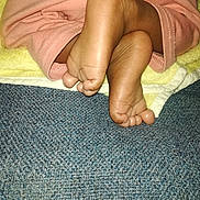 Fabory participe au concours pour gagner de l'argent avec cette photo : barefoot, comfort, finger, floor, flooring, foot, gesture, grass, human_leg, joint, knee, linens, nail, people_in_nature, thigh, thumb, tints_and_shades, toe, wood, wrist