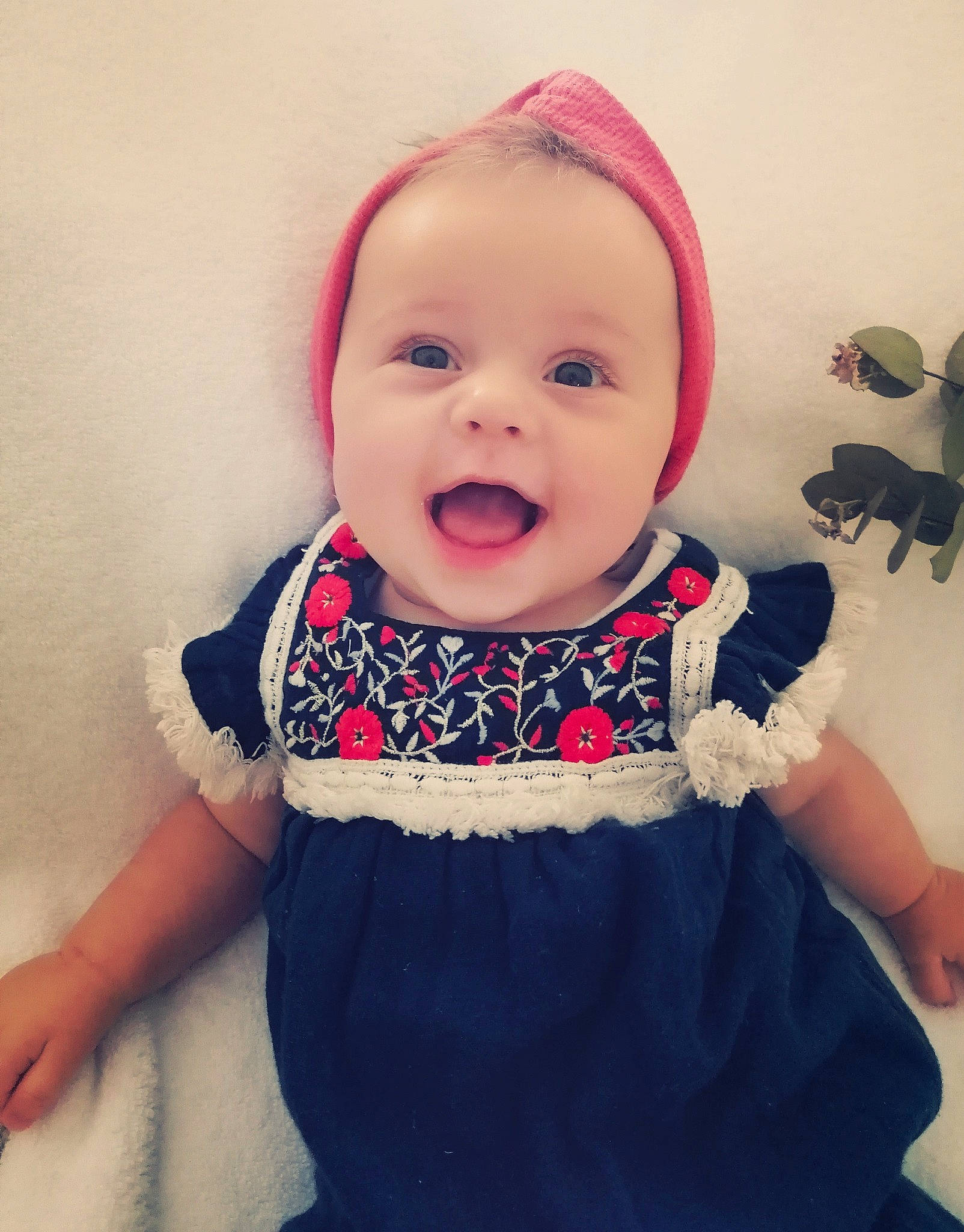 Lana a rejoint le concours — aidez-le/la à gagner de superbes lots ! baby, baby_products, baby_toddler_clothing, cheek, child, chin, clothing, dress, eye, face, hair_accessory, head, headgear, lip, mouth, outerwear, person, pink, product, skin