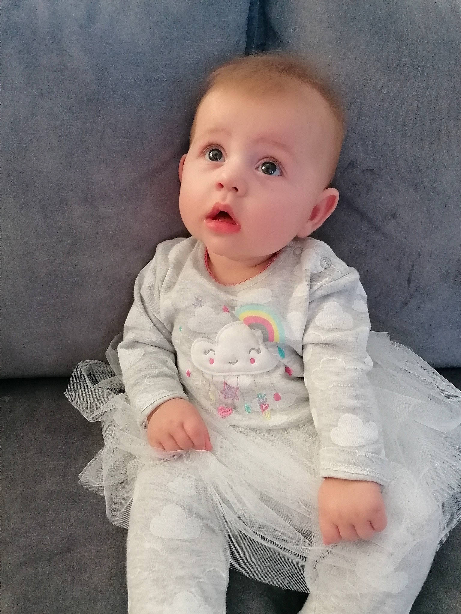 Lana a rejoint le concours — aidez-le/la à gagner de superbes lots ! baby, baby_toddler_clothing, beauty, cheek, child, chin, eye, face, head, iris, lip, nose, person, pink, sitting, skin, sleeve, smile, standing, surprise