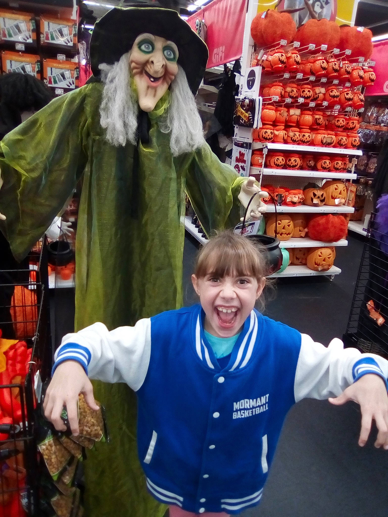 Maëlyse a rejoint le concours — aidez-le/la à gagner de superbes lots ! costume, fictional_character, fun, joy, person, smile, supermarket