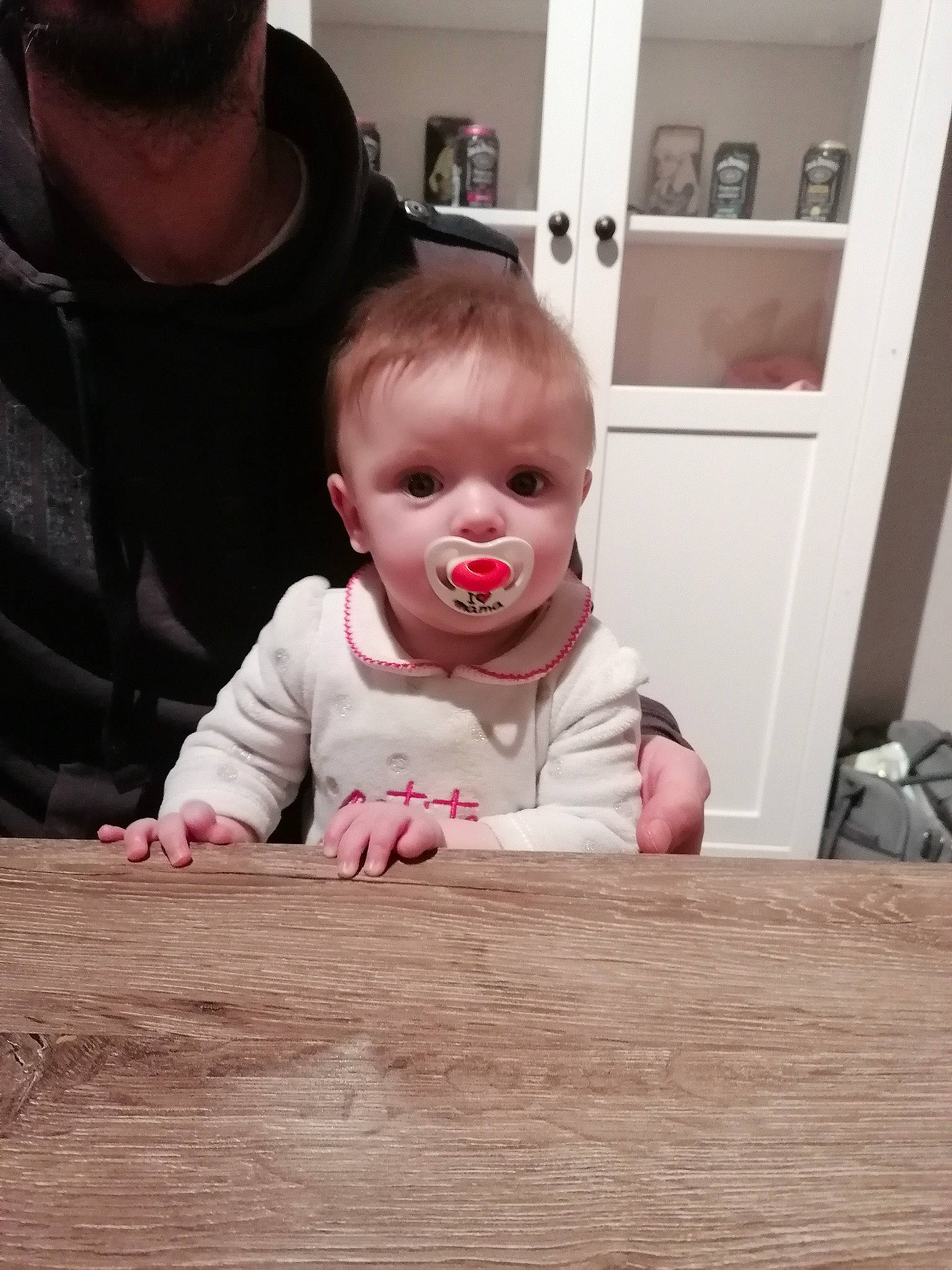 Alyana a rejoint le concours — aidez-le/la à gagner de superbes lots ! baby, baby_toddler_clothing, cheek, crawling, floor, flooring, fun, happy, hardwood, head, iris, mouth, nose, person, skin, t_shirt, table, toddler, wood, wood_flooring