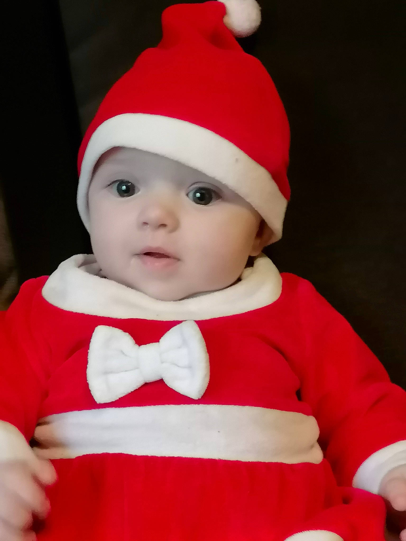 Alyana participe au concours pour gagner de l'argent avec cette photo : baby, baby_toddler_clothing, cap, child, clothing, costume_hat, event, face, facial_expression, fictional_character, hat, headwear, holiday, human_body, lip, outerwear, person, red, santa_claus, sleeve